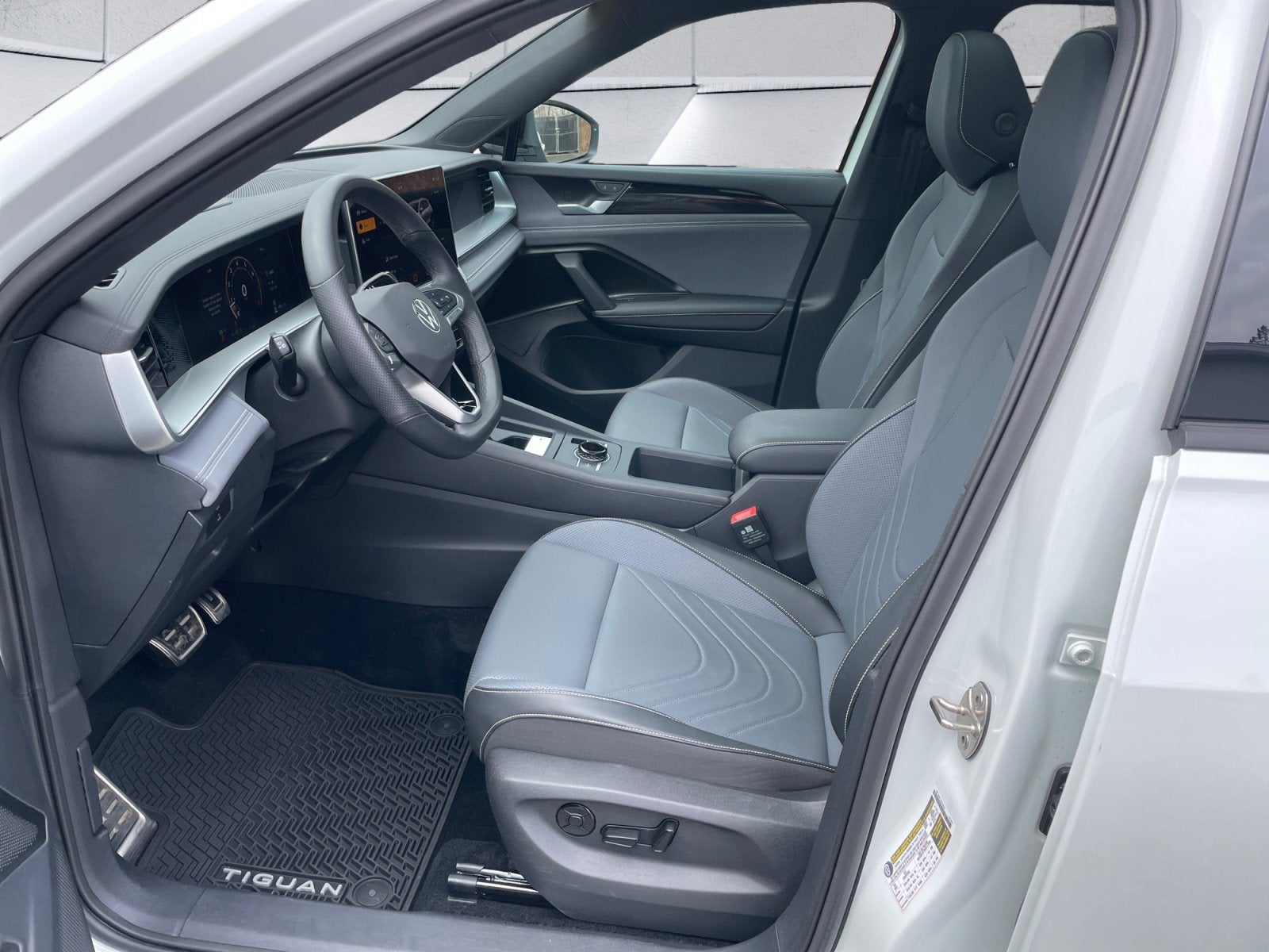 2025 Volkswagen Tiguan SE R-Line Black