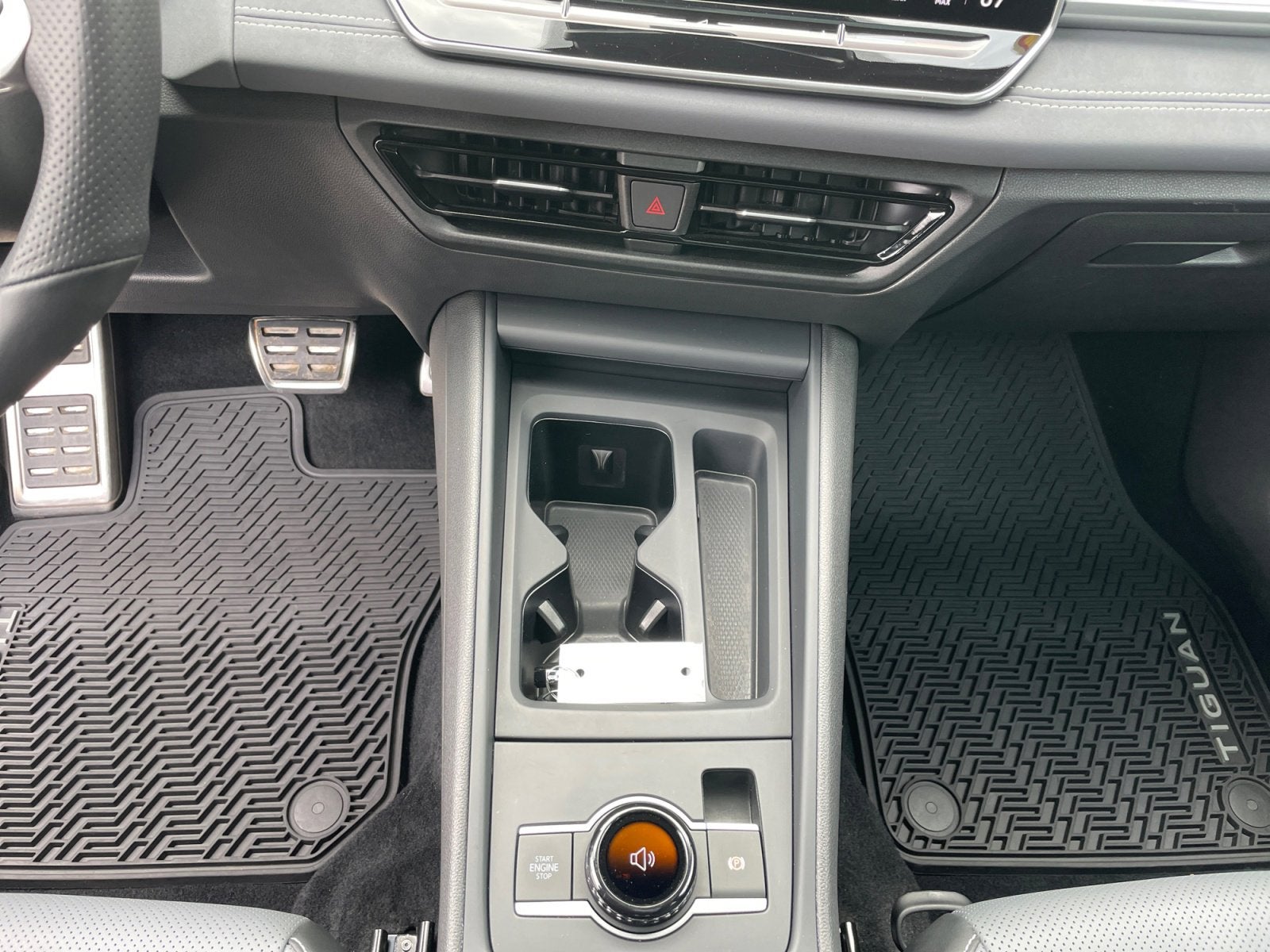 2025 Volkswagen Tiguan SE R-Line Black