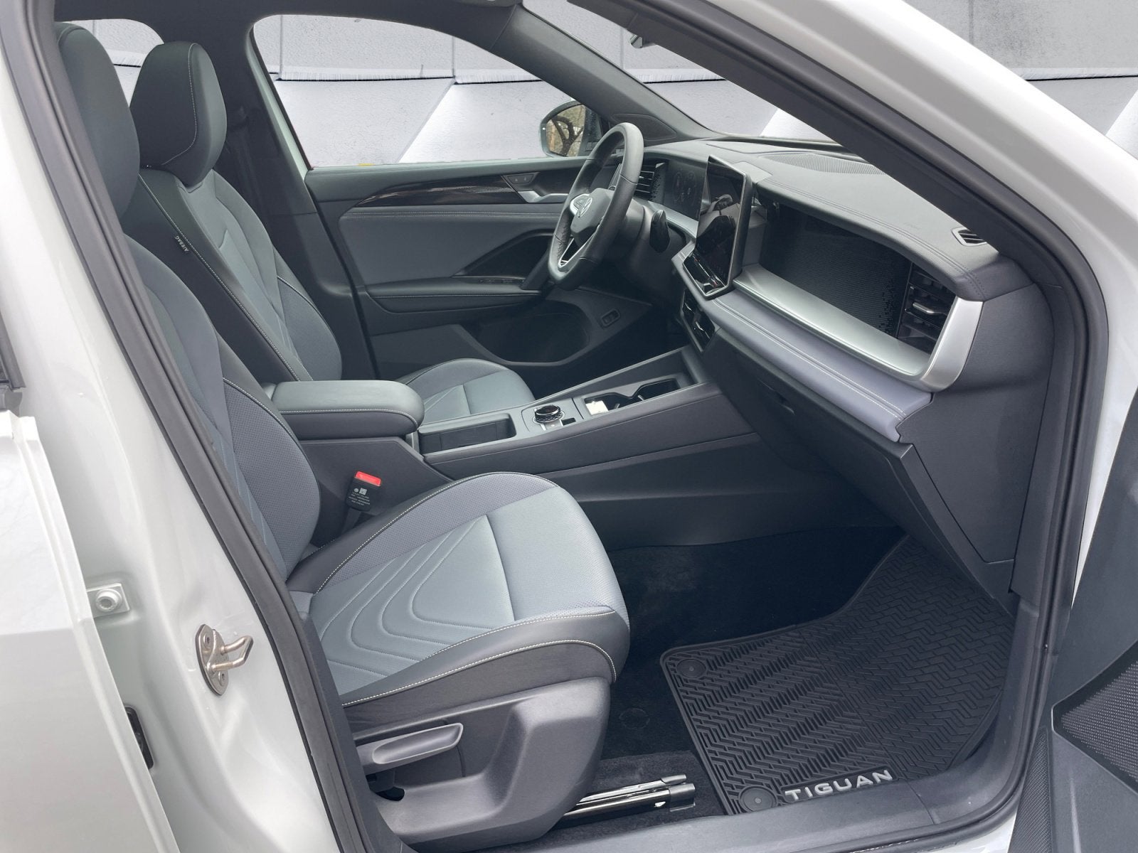 2025 Volkswagen Tiguan SE R-Line Black