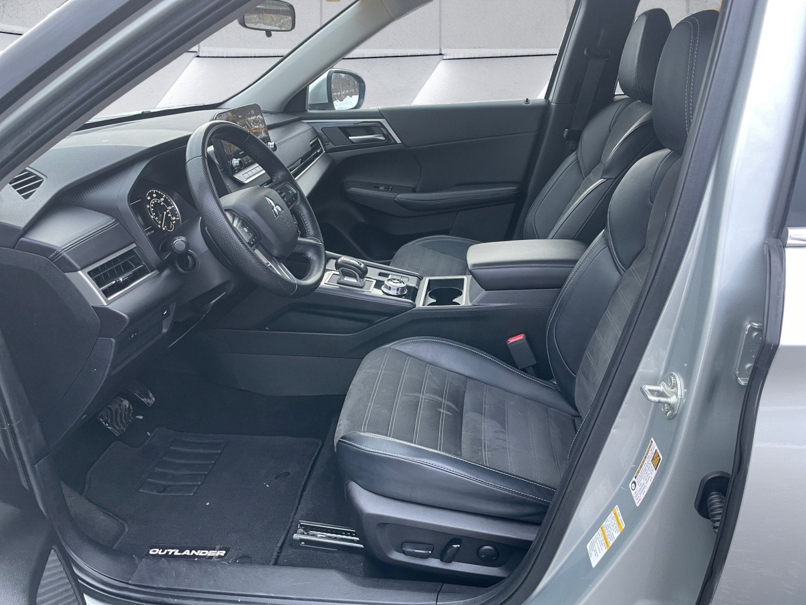 2024 Mitsubishi Outlander Base