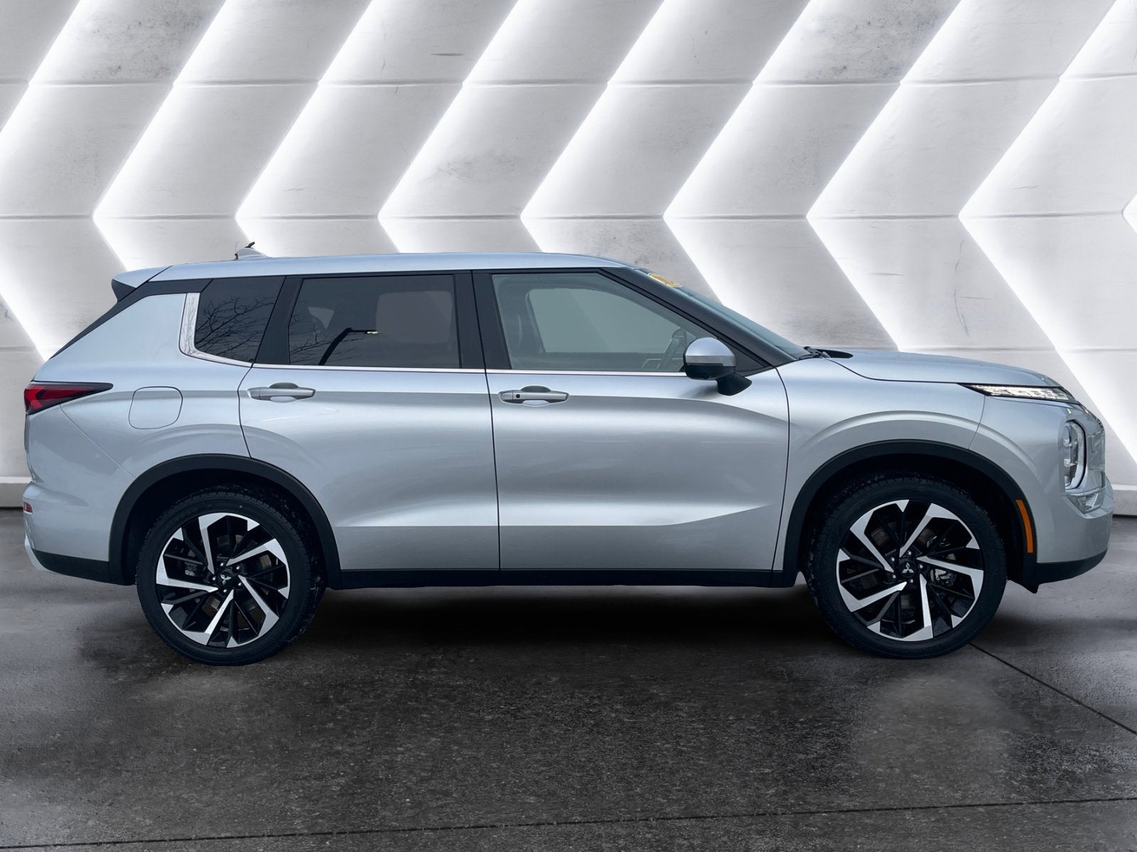 2024 Mitsubishi Outlander Base