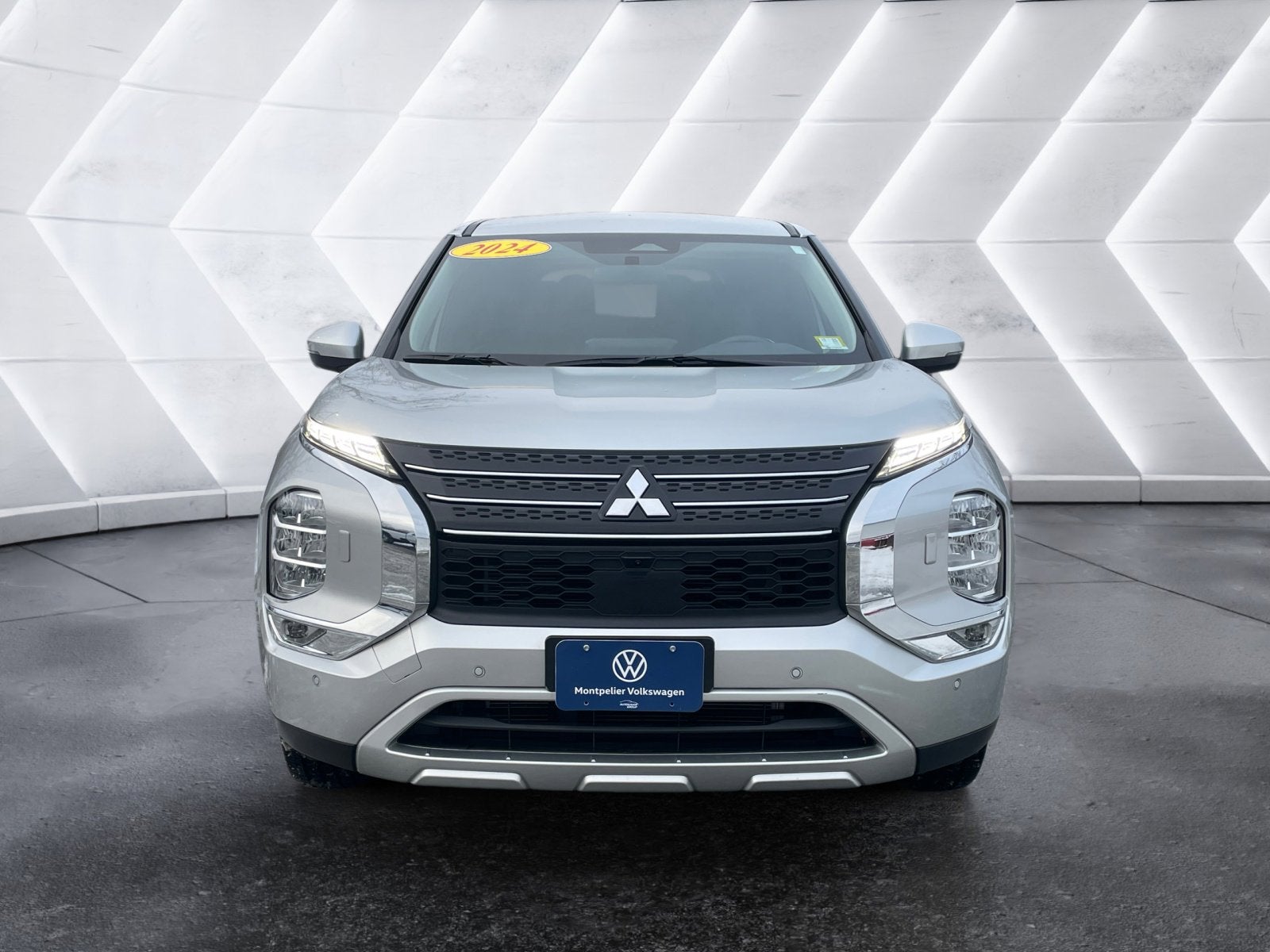 2024 Mitsubishi Outlander Base