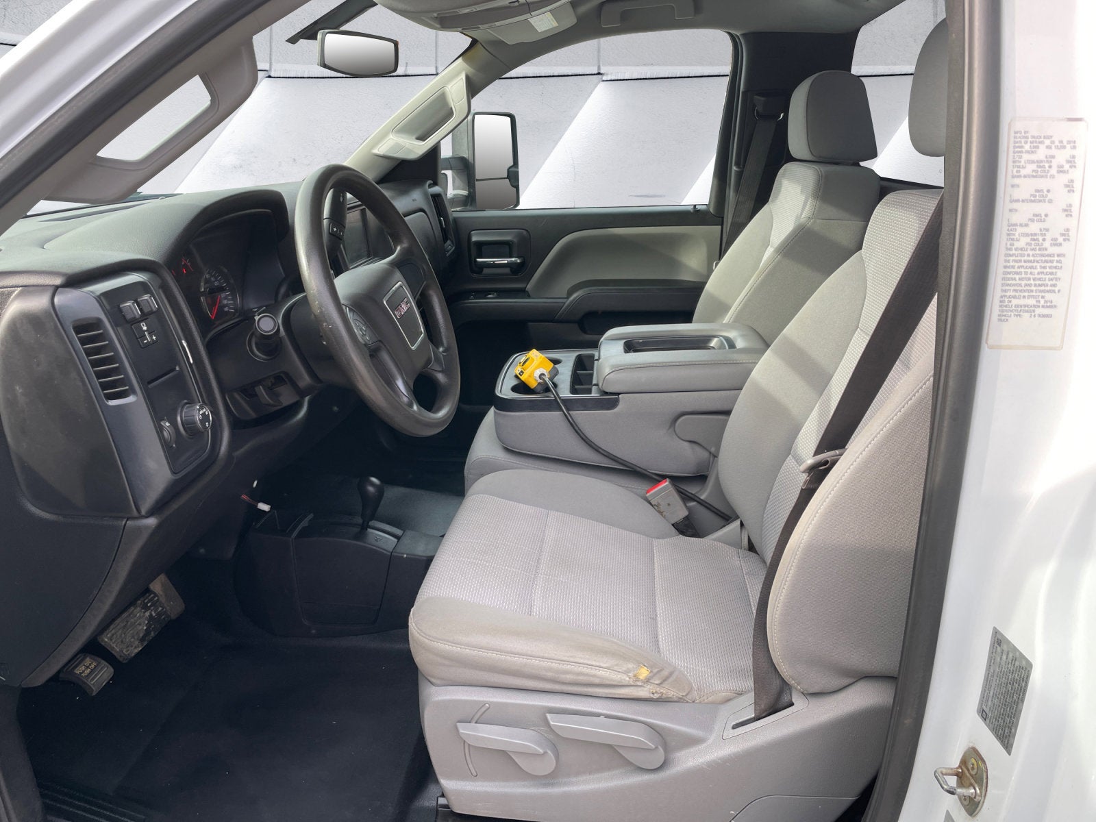 2018 GMC Sierra 3500HD 4WD Reg Cab 137.5" WB, 59.06" CA