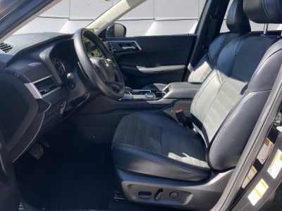 2025 Mitsubishi Outlander Base